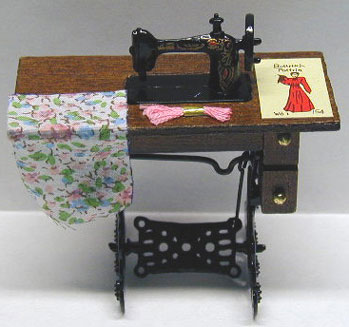 Sewing Machine w/ Pattern - Walnut